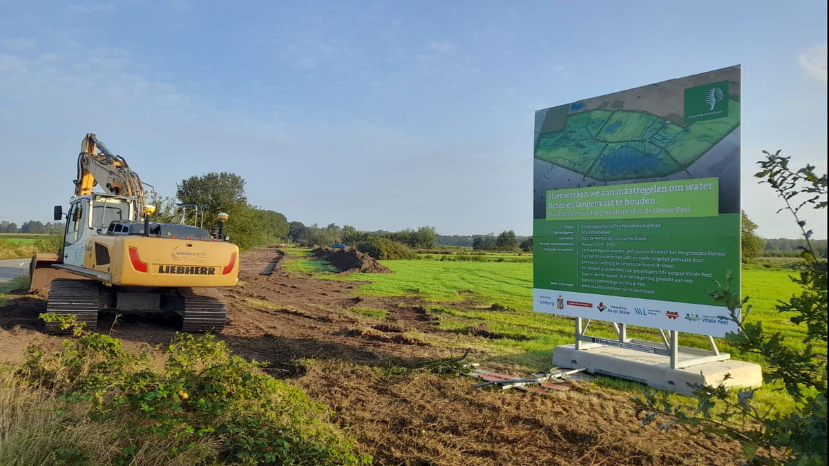 infobord en machines werken aan het mussenbaangebied