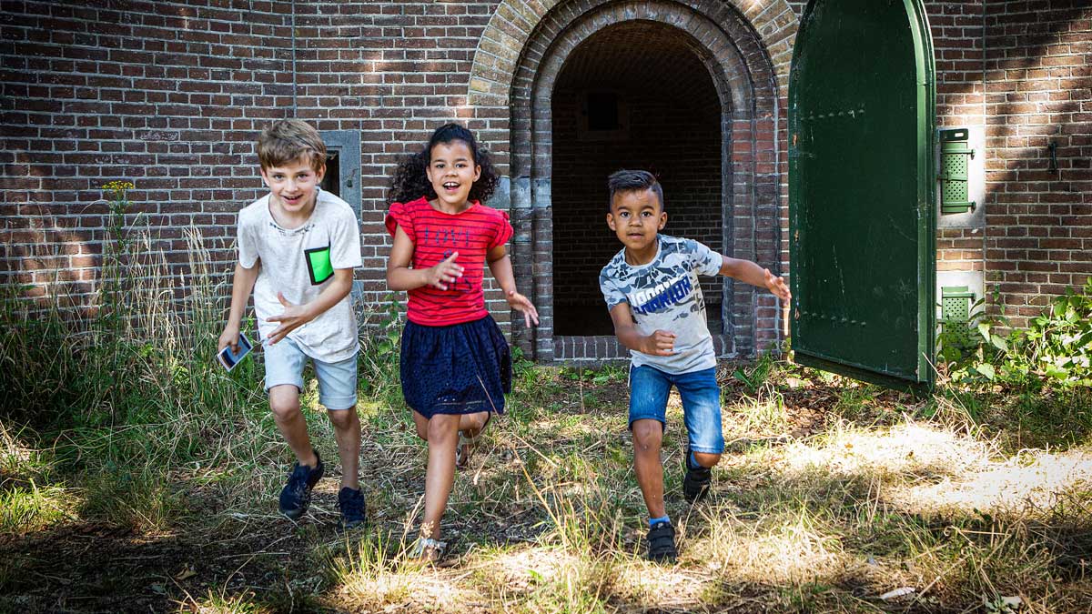 kinderen bij fort